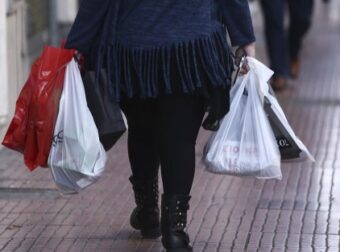 Σούπερ μάρκετ: Τι αλλάζει από σήμερα με τις πλαστικές σακούλες για τυριά, αλλαντικά και κρέας